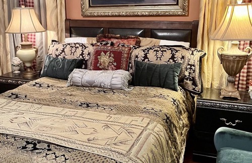 Englewood Casa | Spacious room in private house.