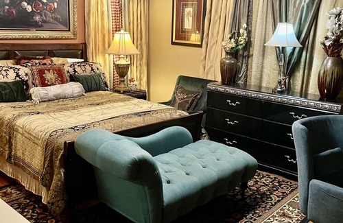 Englewood Casa | Spacious room in private house.