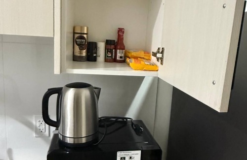 Chestermere Apartamento | Spacious Room Near Chestermere Lake
