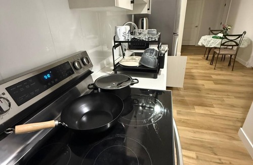 Chestermere Apartamento | Spacious Room Near Chestermere Lake
