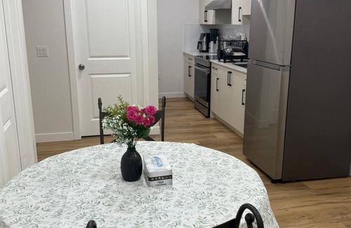 Chestermere Apartamento | Spacious Room Near Chestermere Lake