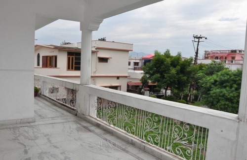 Bullawala Casa | Amplia habitación cerca de la Academia Militar India