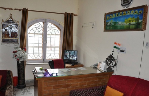 Bullawala Casa | Amplia habitación cerca de la Academia Militar India