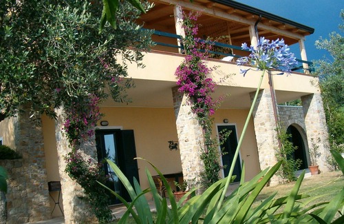 Marina di Pisciotta Apartamento | Habitación espaciosa y luminosa con acceso independiente y cocina separada.