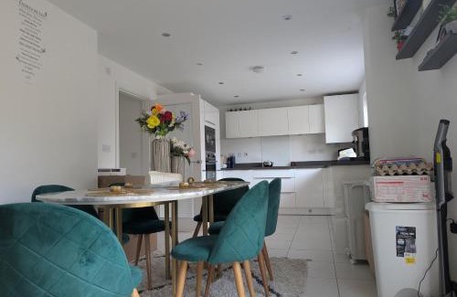 Ridgeway Casa | Spacious Room With Kingsize Bed