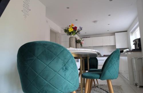 Ridgeway Casa | Spacious Room With Kingsize Bed