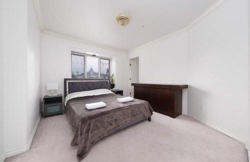 Oakridge Casa | Spacious Room with Private Washroom in Homestay