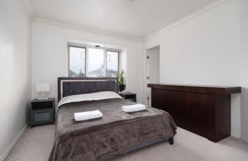 Oakridge Casa | Spacious Room with Private Washroom in Homestay