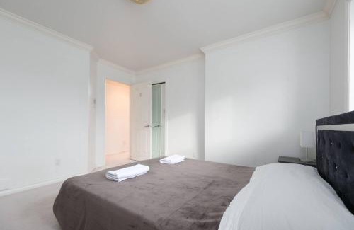 Oakridge Casa | Spacious Room with Private Washroom in Homestay