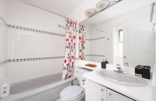 Oakridge Casa | Spacious Room with Private Washroom in Homestay