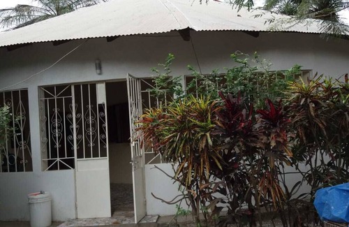Abeme Casa | Amplia casa redonda en una zona tranquila.