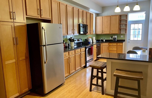 Shaw Casa | Spacious Row House in Hip and Historic Location