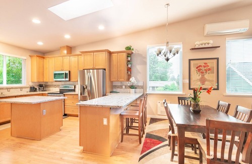 Brighton Casa | Spacious Seattle Duplex Home for Families and Pets!