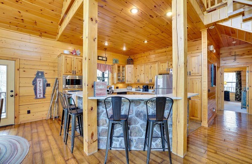 Maysville Cabina | Spacious & Secluded Cabin: 25 Mi to Bentonville!