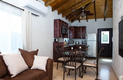 Bottle Creek Villa | Privado, turquesa frente al agua casa y casa de huéspedes con coche