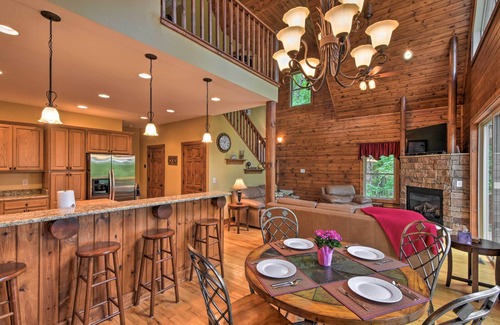 Serenity Bay Cabina | Spacious Seneca Retreat - Steps to Lake Keowee!