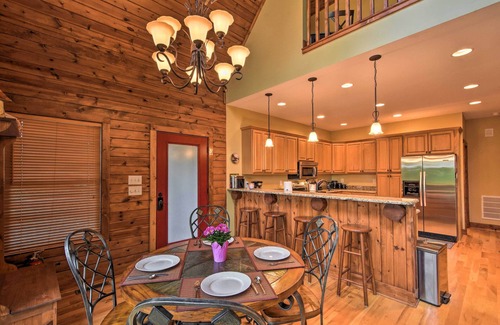 Serenity Bay Cabina | Spacious Seneca Retreat - Steps to Lake Keowee!