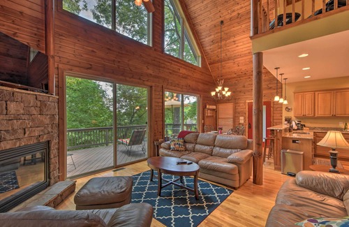 Serenity Bay Cabina | Spacious Seneca Retreat - Steps to Lake Keowee!