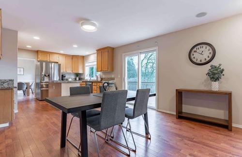 Inglewood-Finn Hill Casa | Spacious & Serene 6-Br Family Retreat in Kirkland