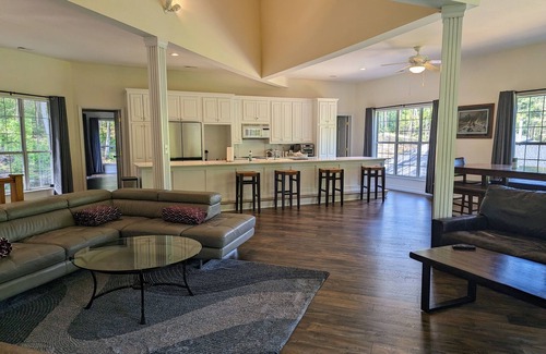 Maryville Casa | Spacious, serene retreat in the foothills of the Smokies- close to the Dragon!