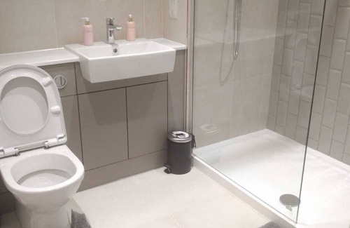 Whittington Apartamento | spacious service apartment five minutes walk to Royal Air Force Museum London