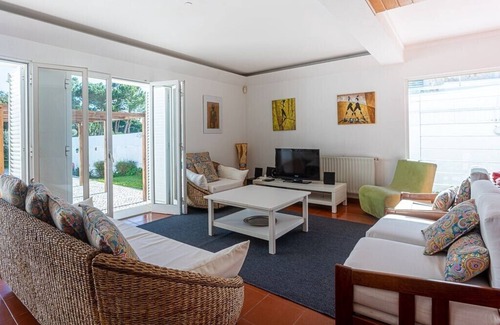 Caixas Villa | Espaciosa Villa Sesimbra | 5 Dormitorios | Villa Flora | Situado en la campiña portuguesa | 40km a L
