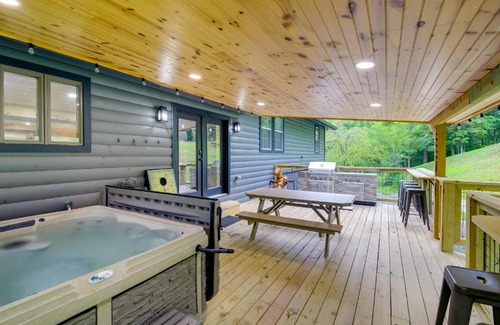 Gatlinburg - Pigeon Forge Casa | Spacious Sevierville Cabin with Hot Tub and Game Room!