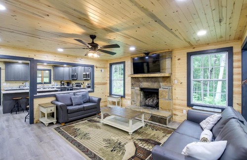 Gatlinburg - Pigeon Forge Casa | Spacious Sevierville Cabin with Hot Tub and Game Room!