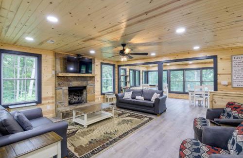 Gatlinburg - Pigeon Forge Casa | Spacious Sevierville Cabin with Hot Tub and Game Room!