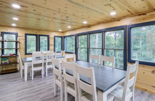 Gatlinburg - Pigeon Forge Casa | Spacious Sevierville Cabin with Hot Tub and Game Room!