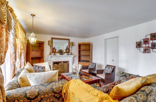 Meridian Park Villa | Spacious Shoreline Villa - 10 Mi to Space Needle!
