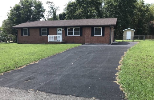Cleveland Casa | Spacious Single-family King w/Big Shaded Yard