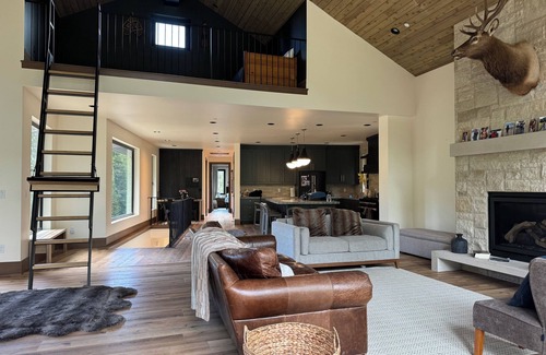 Salt Lake Mountain Resorts Cabina | Spacious ski cabin offers serenity & proximity to Utah's favorite ski town!