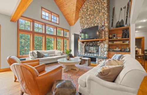 Lincoln Casa | Spacious Ski Haven Pool Table Grand Fireplace!