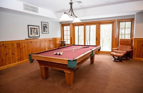 Lincoln Casa | Spacious Ski Haven Pool Table Grand Fireplace!