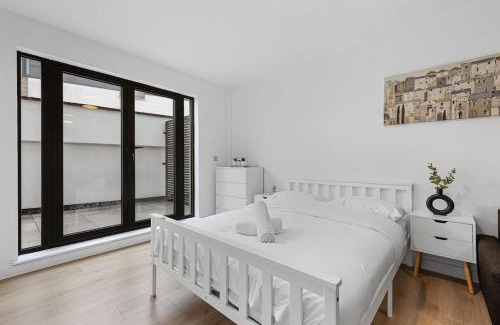 Tooting Apartamento | Spacious Sleep 14 - 1 min from Tooting Station MR3