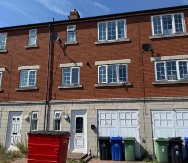 Grimsby Casa | Spacious, Sleeps 14, 3 bathrooms, Central, Parking, Grimsby