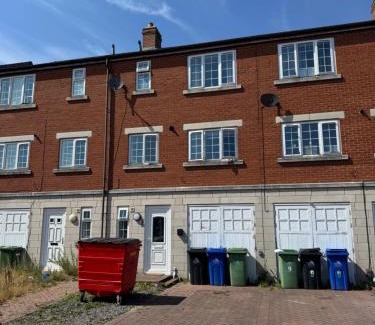 Grimsby Casa | Spacious, Sleeps 14, 3 bathrooms, Central, Parking, Grimsby