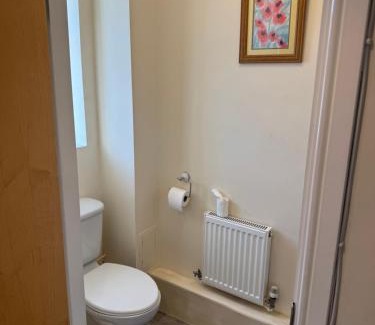 Grimsby Casa | Spacious, Sleeps 14, 3 bathrooms, Central, Parking, Grimsby