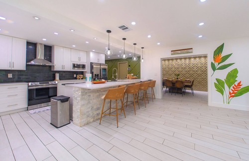 Whitfield Casa | Spacious Sleeps 14-Near SRQ, AMI, Beaches-Game Room-Jacuzzi-Outdoor Fun-Bunk Bed