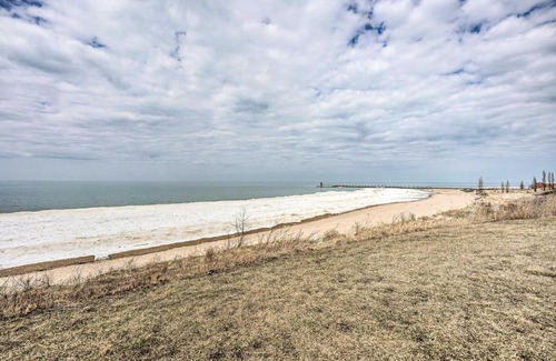 South Haven Casa | Spacious South Haven Retreat - Walk to Lake Beach!