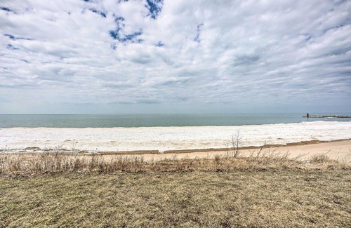 South Haven Casa | Spacious South Haven Retreat - Walk to Lake Beach!