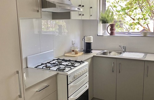 South Yarra Apartamento | Spacious South Yarra apartment with pool and private car park.