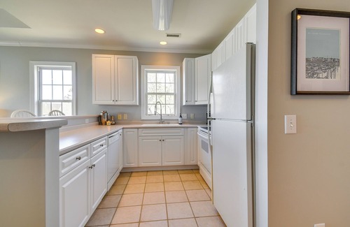 St. James Condominio | Spacious Southport Condo w/ Balcony!