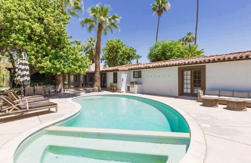 The Mesa Villa | Espacioso encantador español con piscina privada y cancha de tenis