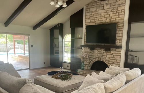 Leon Valley Casa | Spacious Spanish Villa with Pool and covered patios sleeps 16!