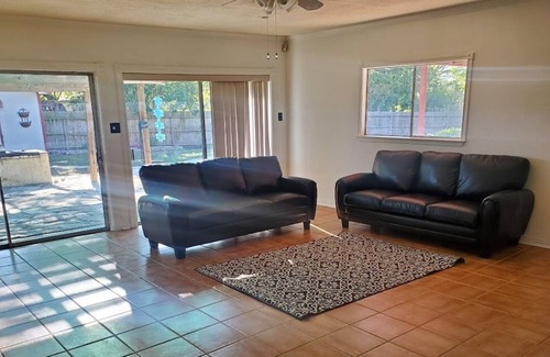 Leon Valley Casa | Spacious Spanish Villa with Pool and covered patios sleeps 16!