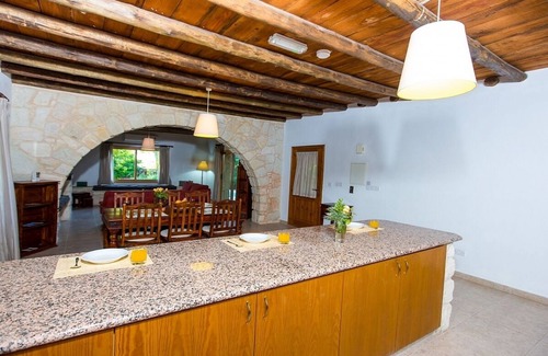 Miliou Villa | Villa Anthea: ¡Villa espaciosa de piedra con piscina privada ubicada en los campos de naranjos en Miliou Village! - Wi-Fi gratis