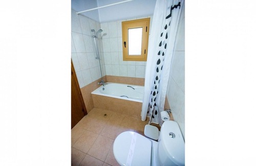 Miliou Villa | Villa Anthea: ¡Villa espaciosa de piedra con piscina privada ubicada en los campos de naranjos en Miliou Village! - Wi-Fi gratis