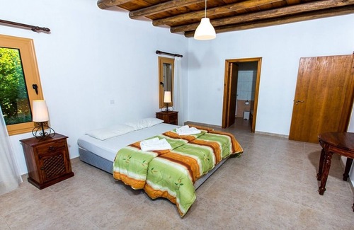 Miliou Villa | Villa Anthea: ¡Villa espaciosa de piedra con piscina privada ubicada en los campos de naranjos en Miliou Village! - Wi-Fi gratis